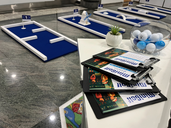 Minigolf pálya bérlés céges rendezvényekre, esküvőkre, csapatépítőkre vagy családi rendezvényekre. Szórakoztató program minden korosztálynak, beltéren és kültéren egyaránt! A minigolf nem igényel előzetes tapasztalatot, könnyen elsajátítható, így kiváló aktivitás bármilyen rendezvényre.