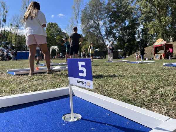Minigolf pálya bérlés céges rendezvényekre, esküvőkre, csapatépítőkre vagy családi rendezvényekre. Szórakoztató program minden korosztálynak, beltéren és kültéren egyaránt! A minigolf nem igényel előzetes tapasztalatot, könnyen elsajátítható, így kiváló aktivitás bármilyen rendezvényre.