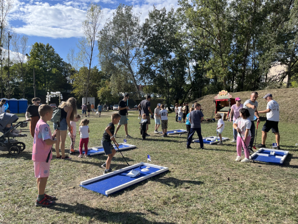 Minigolf pálya bérlés céges rendezvényekre, esküvőkre, csapatépítőkre vagy családi rendezvényekre. Szórakoztató program minden korosztálynak, beltéren és kültéren egyaránt! A minigolf nem igényel előzetes tapasztalatot, könnyen elsajátítható, így kiváló aktivitás bármilyen rendezvényre.