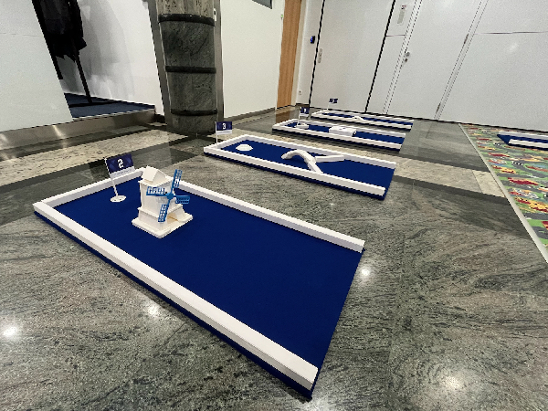 Minigolf pálya bérlés céges rendezvényekre, esküvőkre, csapatépítőkre vagy családi rendezvényekre. Szórakoztató program minden korosztálynak, beltéren és kültéren egyaránt! A minigolf nem igényel előzetes tapasztalatot, könnyen elsajátítható, így kiváló aktivitás bármilyen rendezvényre.