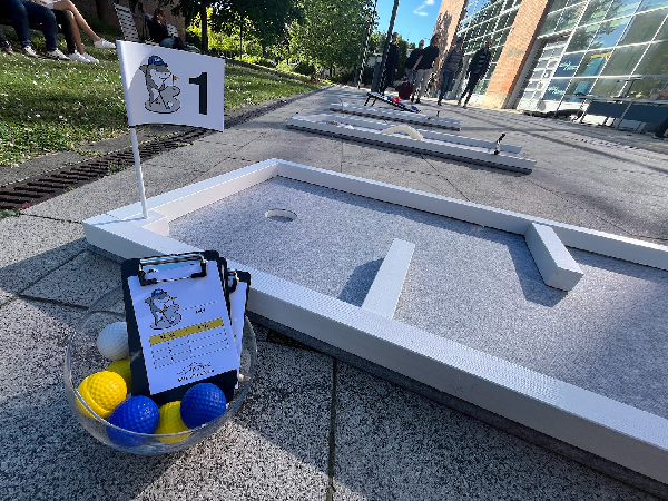 Minigolf pálya bérlés céges rendezvényekre, esküvőkre, csapatépítőkre vagy családi rendezvényekre. Szórakoztató program minden korosztálynak, beltéren és kültéren egyaránt! A minigolf nem igényel előzetes tapasztalatot, könnyen elsajátítható, így kiváló aktivitás bármilyen rendezvényre.