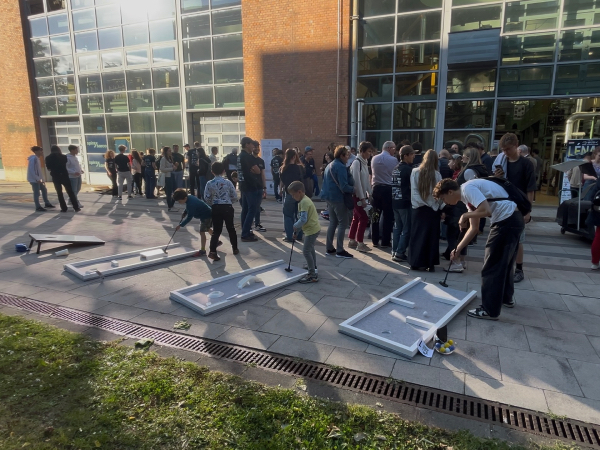 Minigolf pálya bérlés céges rendezvényekre, esküvőkre, csapatépítőkre vagy családi rendezvényekre. Szórakoztató program minden korosztálynak, beltéren és kültéren egyaránt! A minigolf nem igényel előzetes tapasztalatot, könnyen elsajátítható, így kiváló aktivitás bármilyen rendezvényre.