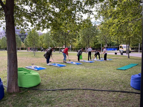 Minigolf pálya bérlés céges rendezvényekre, esküvőkre, csapatépítőkre vagy családi rendezvényekre. Szórakoztató program minden korosztálynak, beltéren és kültéren egyaránt! A minigolf nem igényel előzetes tapasztalatot, könnyen elsajátítható, így kiváló aktivitás bármilyen rendezvényre.