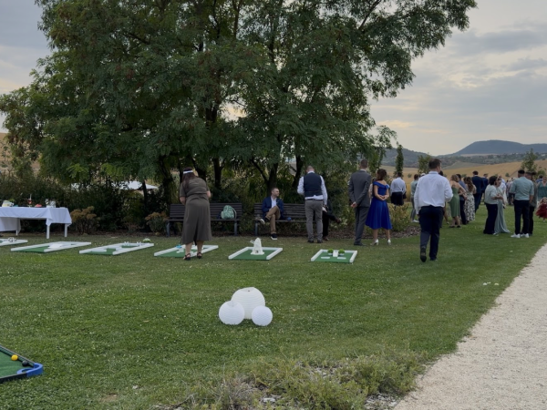 Minigolf pálya bérlés céges rendezvényekre, esküvőkre, csapatépítőkre vagy családi rendezvényekre. Szórakoztató program minden korosztálynak, beltéren és kültéren egyaránt! A minigolf nem igényel előzetes tapasztalatot, könnyen elsajátítható, így kiváló aktivitás bármilyen rendezvényre.