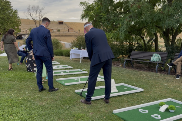 Minigolf pálya bérlés céges rendezvényekre, esküvőkre, csapatépítőkre vagy családi rendezvényekre. Szórakoztató program minden korosztálynak, beltéren és kültéren egyaránt! A minigolf nem igényel előzetes tapasztalatot, könnyen elsajátítható, így kiváló aktivitás bármilyen rendezvényre.