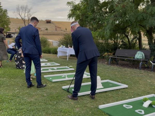 Minigolf pálya bérlés céges rendezvényekre, esküvőkre, csapatépítőkre vagy családi rendezvényekre. Szórakoztató program minden korosztálynak, beltéren és kültéren egyaránt! A minigolf nem igényel előzetes tapasztalatot, könnyen elsajátítható, így kiváló aktivitás bármilyen rendezvényre.