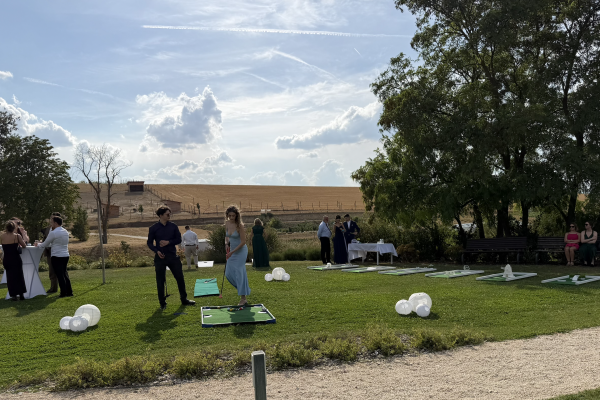 Esküvői programok - Minigolf, Interaktív játszófal, Photo Booth, Csocsó asztal, Fa játékeszközök