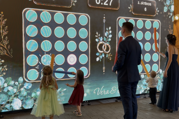 Esküvői programok - Minigolf, Interaktív játszófal, Photo Booth, Csocsó asztal, Fa játékeszközök