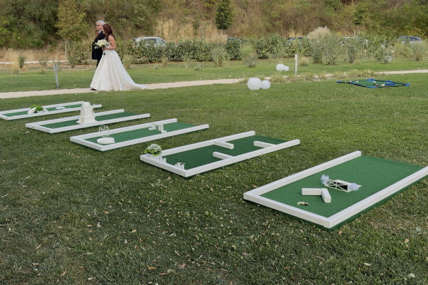 Esküvői programok - Minigolf, Interaktív játszófal, Photo Booth, Csocsó asztal, Fa játékeszközök